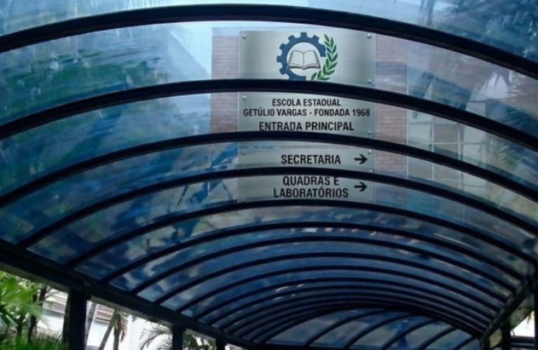 cobertura de policarbonato escola